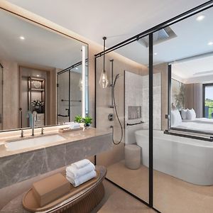 Luxury Tropical Twin Room Balcony Forest View
